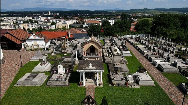 Primul cimitir digitalizat din România este în Reghin. Ce informații poți afla scanând un cod QR