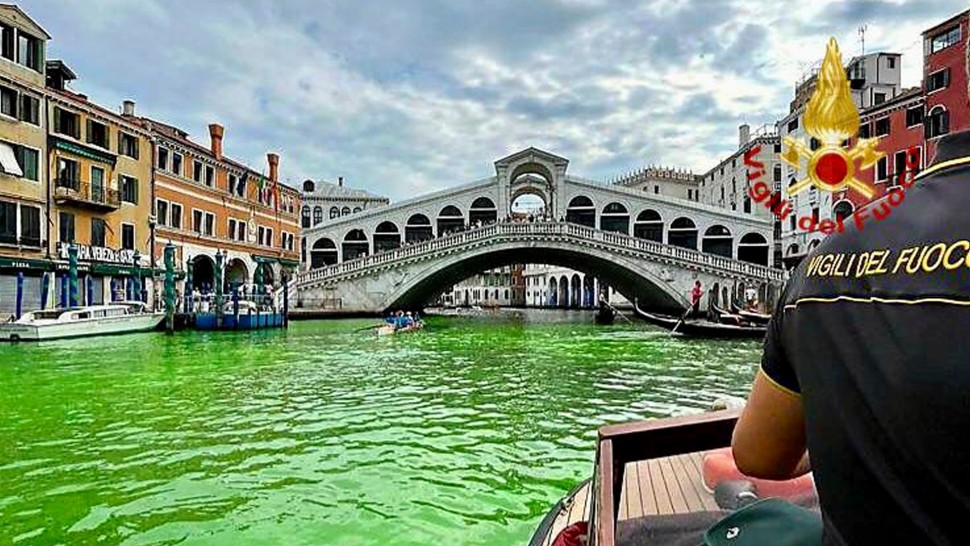 Apa unui canal din Veneția a devenit fosforescentă. Poliția investighează cazul neobișnuit