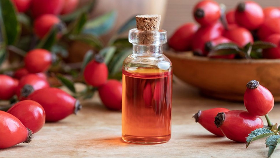 Beneficiile uleiului de măceșe pentru piele. Poate stopa acneea