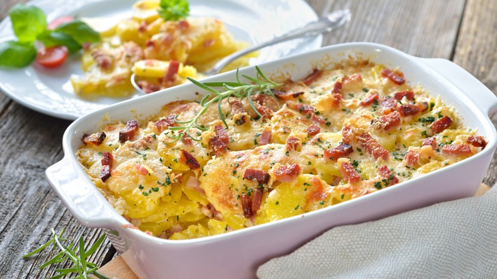 Rețetă cartofi gratinați. Pot fi o garnitură perfectă pentru multe preparate