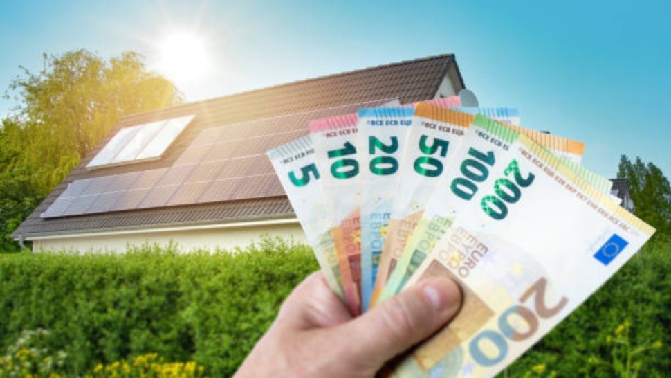 Bani pentru IMM-urile și firmele din HoReCa. Ce sume vor primi pentru a instala fotovoltaice