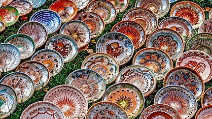 Obiecte produse în Bulgaria vândute drept ceramică de Horezu de către comercianţii din zonă