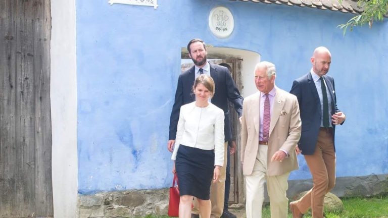 Toate pensiunile din Viscri sunt pline cu o săptămână înainte de vizita Regelui Charles în România. Cum se pregătesc localnicii