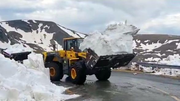 În prag de vară drumarii se chinuie să deszăpezească Transalpina. Când se va deschide traficul
