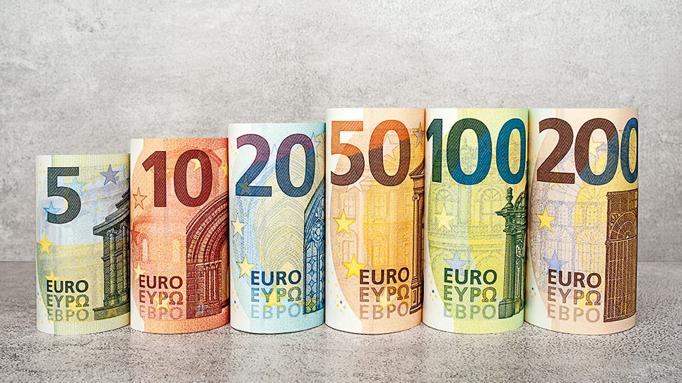 Leul scade în raport cu euro și dolarul. Moneda Euro atinge un nou maxim istoric