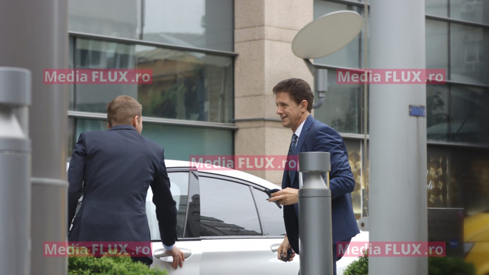 Gică Popescu tratat ca un Rege la intrarea într-un hotel de 5 stele din Capitală | FOTO PAPARAZZI