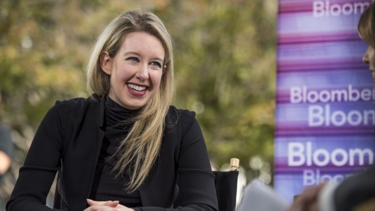 Elizabeth Holmes Fata de aur din Silicon Valley s-a predat. E condamnată la 11 ani de închisoare pentru că a păcălit medicii și pacienții că un produs poate detecta cancerul
