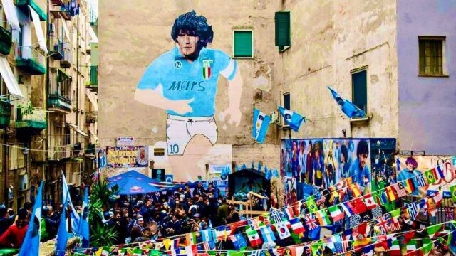 Fabulos Cum s-a sărbătorit la Napoli câștigarea campionatului Italiei. În biserici s-a cântat imnul echipei