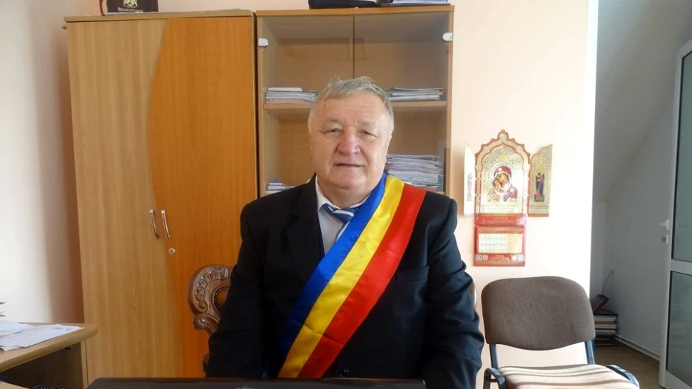 Un primar din Romania face concursuri pe Facebook cu premii în whisky. Ce fel de întrebari pune