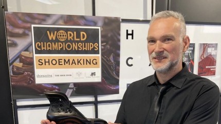 Un român a creat al doilea cel mai frumos pantof din lume Pentru prima dată în istorie România e pe podiumul Campionatul Mondial de Construcția Pantofului