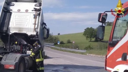 Un șofer român e erou în Italia A condus cu viteză un camion în flăcări ca să evite o catastrofă