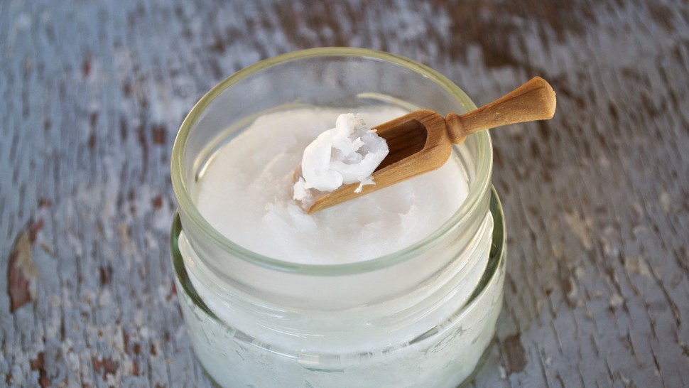 Beneficiile untului de cocos. Poate proteja pielea