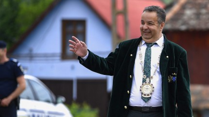 Dorin Cioabă regele rromilor față în față cu Regele Charles al Marii Britanii. I-a adus în dar un cazan de cupru pentru țuică