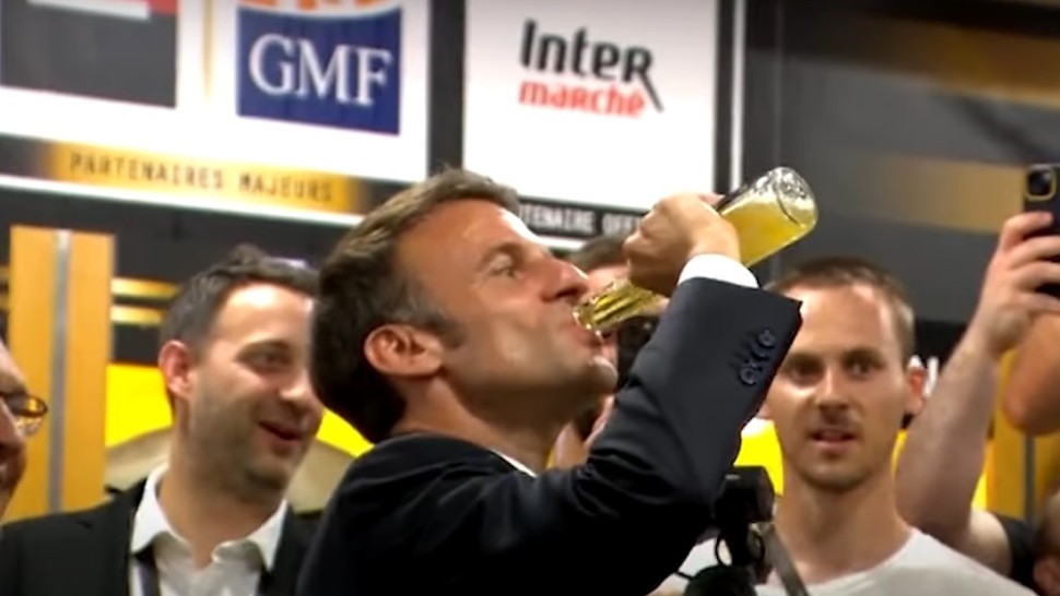 Emmanuel Macron a băut o bere în 17 secunde | VIDEO