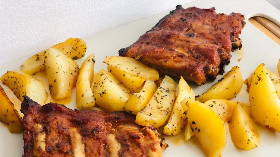 Rețetă coaste marinate la cuptor. Se pot servi alături de mai multe garnituri