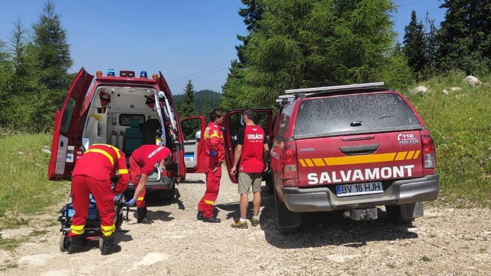 Ore de foc pentru salvamontiștii din România. Zeci de persoane au avut nevoie să fie salvate de pe munte