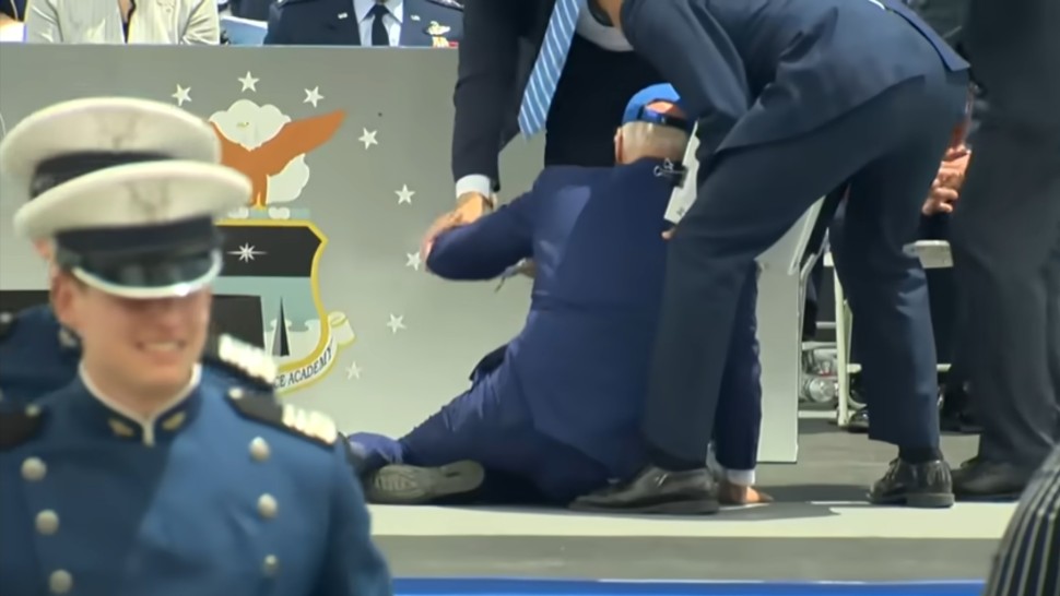 Joe Biden a căzut pe scenă la o ceremonie oficială a Forțelor Aeriene Americane | VIDEO