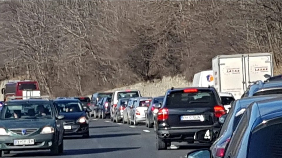 Aglomerație pe drumurile din țară. Valori ridicate de trafic pe DN1 și Autostrada Soarelui