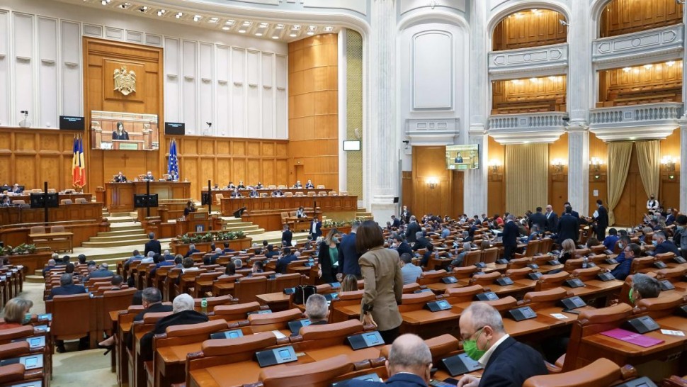 Legea care interzice cumulul pensiei cu salariul a trecut de Camera Deputaților