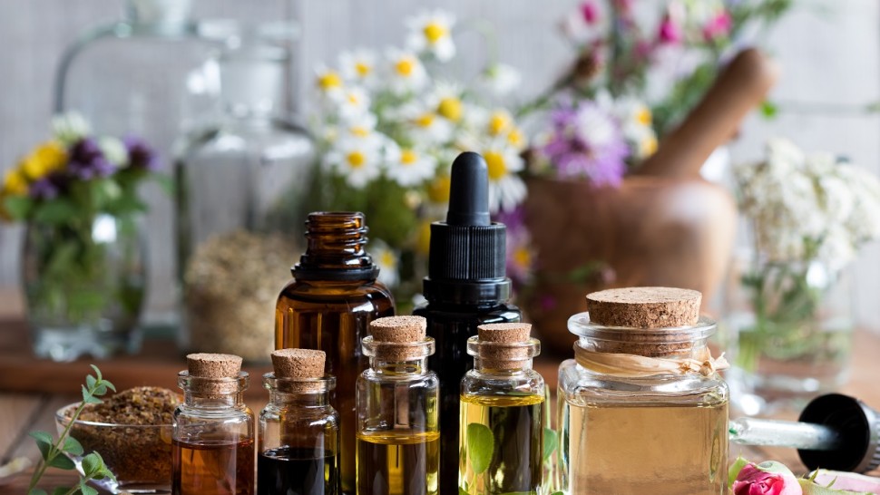 Care este diferența dintre uleiurile esențiale și uleiurile de parfum