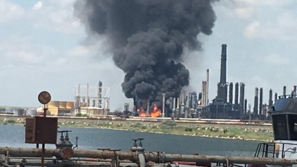 Breaking News Incendiu de proporții la rafinăria Petromidia din Năvodari. Un pompier a fost rănit