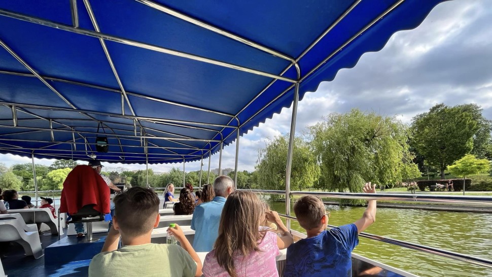 Plimbare cu vaporașul pe lacul din Parcul IOR. Cât costă și care este programul
