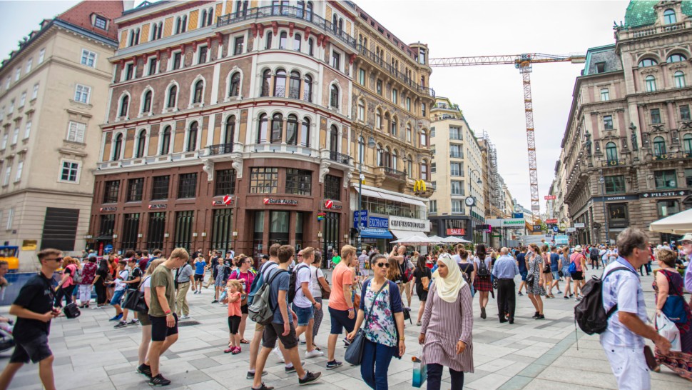 Creștere record a populației într-una dintre cele mai bogate țări din Europa. Au contribuit și românii