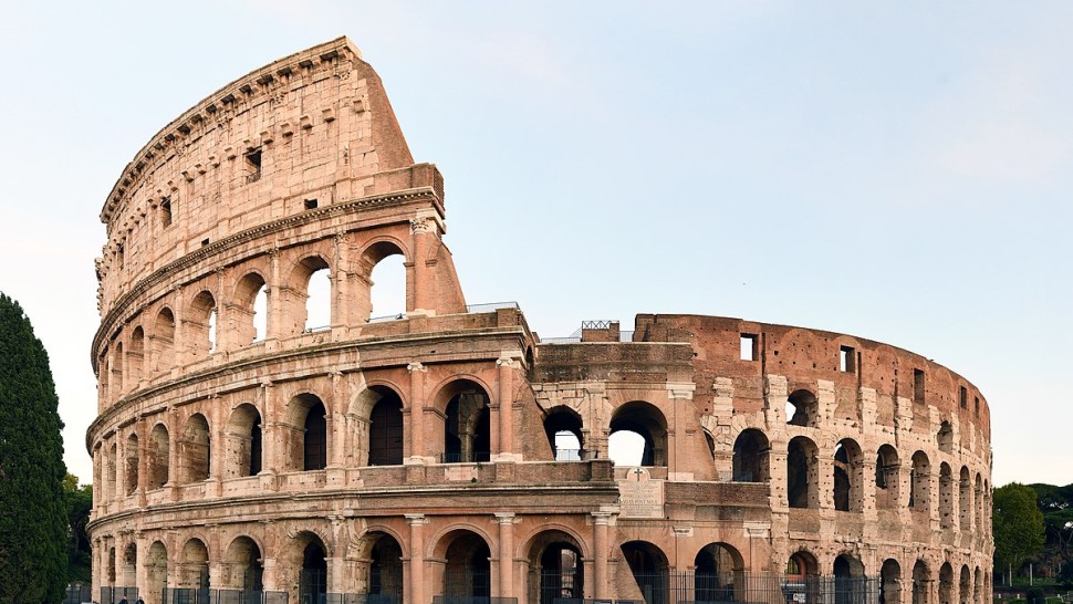 Un bărbat și-a gravat numele pe Colosseumul din Roma. Motivația incredibilă a tânărului acuzat de vandalism