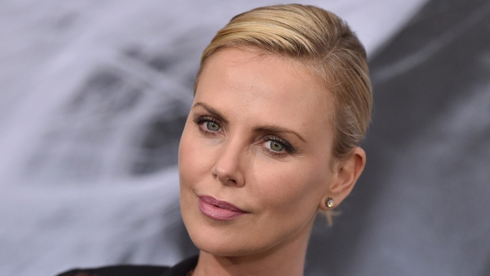 Povestea de viață a actriței Charlize Theron. Copilăria i-a fost destul de grea dar a reușit să treacă peste orice și să ajungă un adevărat star