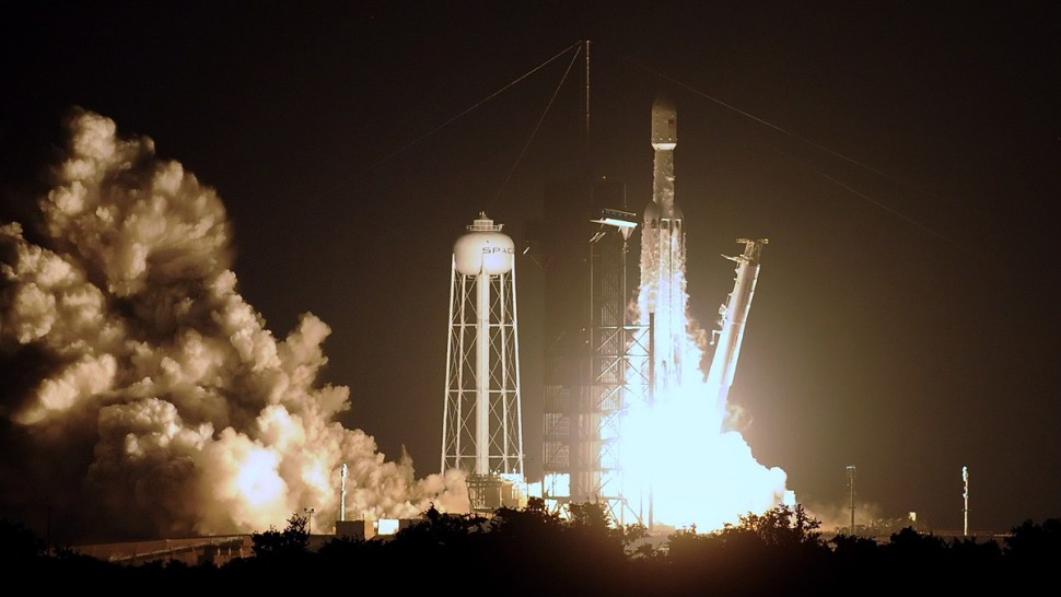 Space X lansează Falcon Heavy cel mai mare satelit construit vreodată de Maxar Technologies