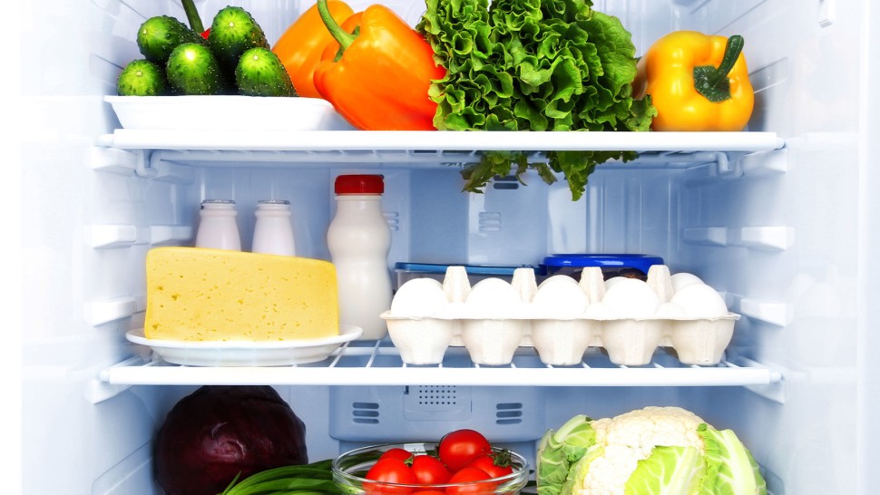 Greșeala majoră pe care românii o fac atunci când țin alimentele în frigider Motivul pentru care se strică prea repede