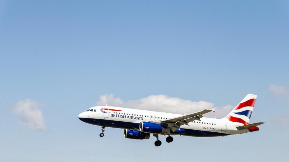 Pasagerii unui zbor British Airways au fost hrăniți cu pui de la KFC direct din ...găleată Cum s-a ajuns la o asemenea situație
