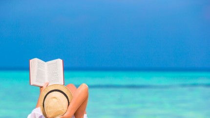 Top 5 cărți de citit vara pe plajă