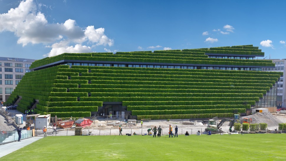 Clădirea cu cea mai mare fațadă verde din Europa au fost folosite 30.000 de plante