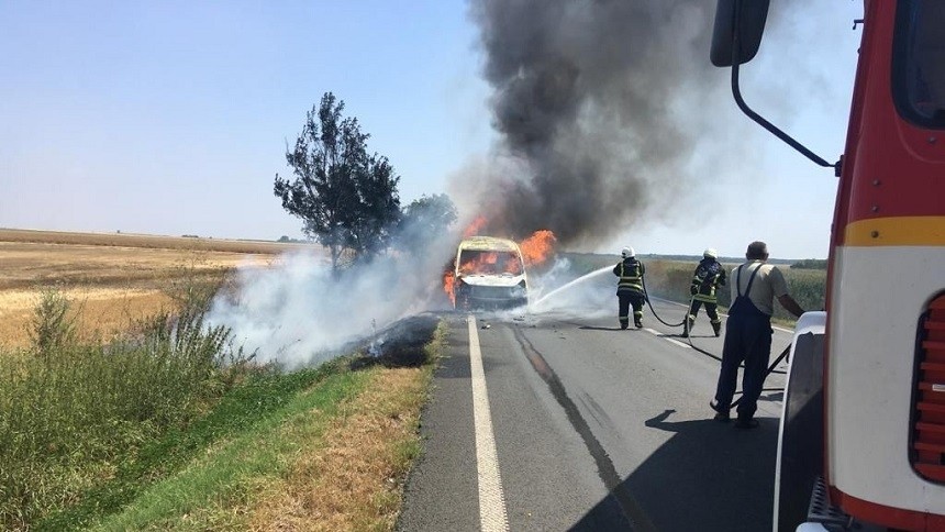 O dubă a luat foc în mers. Flăcările au cuprins și vegetația de pe marginea drumului