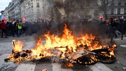 Franța a luat foc Blindate în orașe și restricții de circulație în întreaga țară. Minorii n-au voie pe stradă