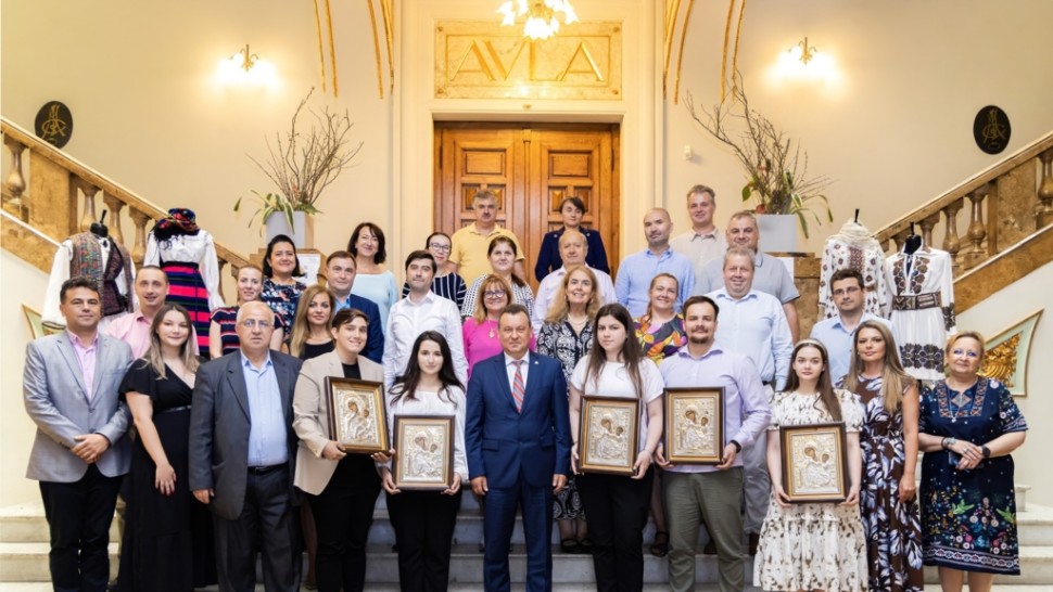 Premii cu valoare deosebită pentru studenții de nota 10 de la Studii Economice. Parteneriat cu Patriarhia Română
