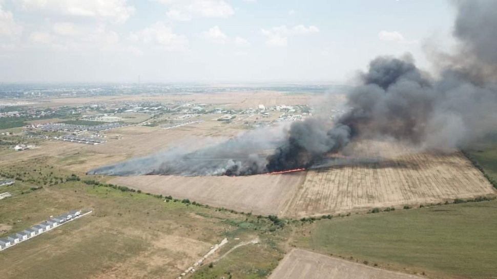 Incendiu puternic pe 20.000 de metri pătrați în vecinătatea Capitalei. A fost emis mesaj RO-ALERT pentru orașul Bragadiru