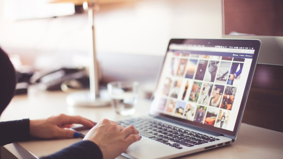 Telefonul și laptopul devin instrumente de învățare activă la școală. Ce urmărește Ministerul Educației