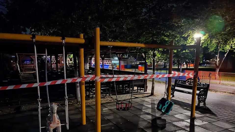 Incident grav în Orășelul Copiilor. O fetiță a ajuns la spital după ce leagănul în care se dădea s-a rupt