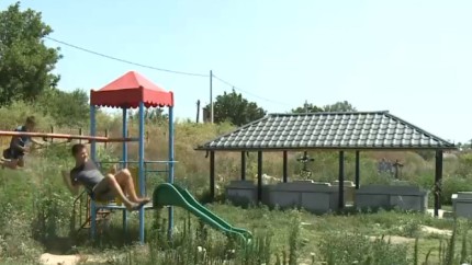 Localitatea din România unde locul de joacă pentru copii e în cimitir. Cum explică autoritățile situația