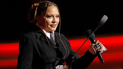 Vedetă din România căzută în genunchi în fața celebrei Madonna
