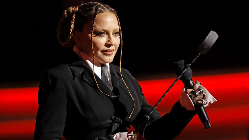 Vedetă din România căzută în genunchi în fața celebrei Madonna