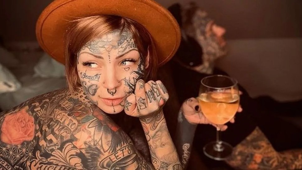 Aleksandra Jasmin femeia care a cheltuit 45.000 de euro ca să-și acoperă trupul cu tatuaje