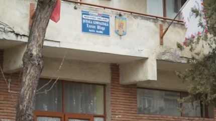 Cum funcționază o școală amenajată într-un bloc de locuinţe elevii coboară de la etajul 4 la parter ca să meargă la toaleta