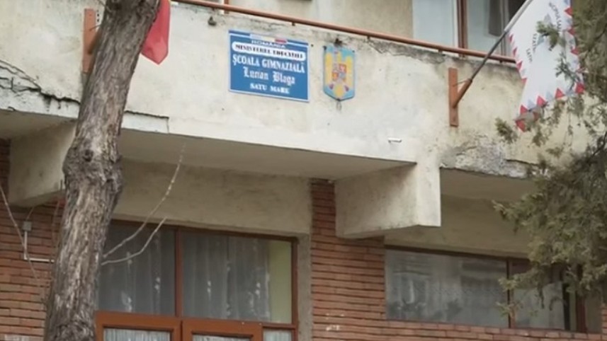 Cum funcționază o școală amenajată într-un bloc de locuinţe elevii coboară de la etajul 4 la parter ca să meargă la toaleta