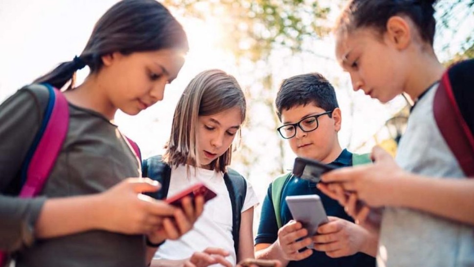 De ce ar trebui să-i verifici telefonul copilului