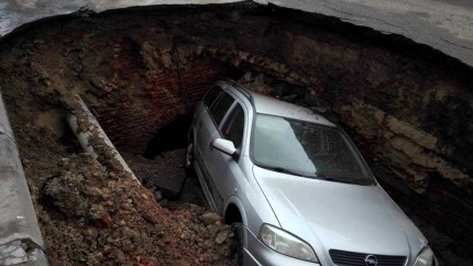 Dai cu mașina într-o groapă pe șosea primești bani de la CNAIR. Ce ai de făcut