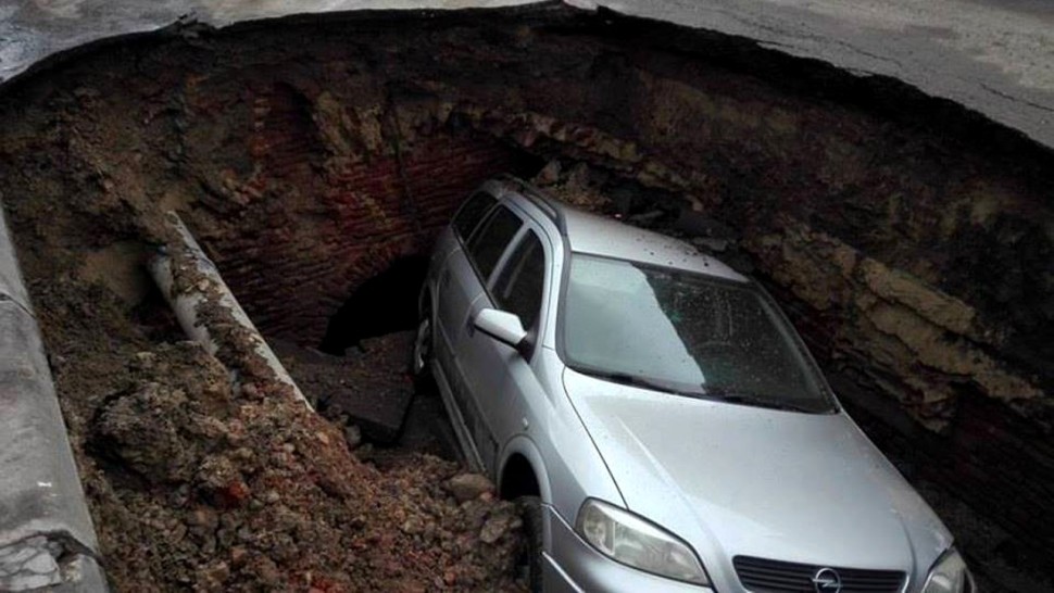 Dai cu mașina într-o groapă pe șosea primești bani de la CNAIR. Ce ai de făcut