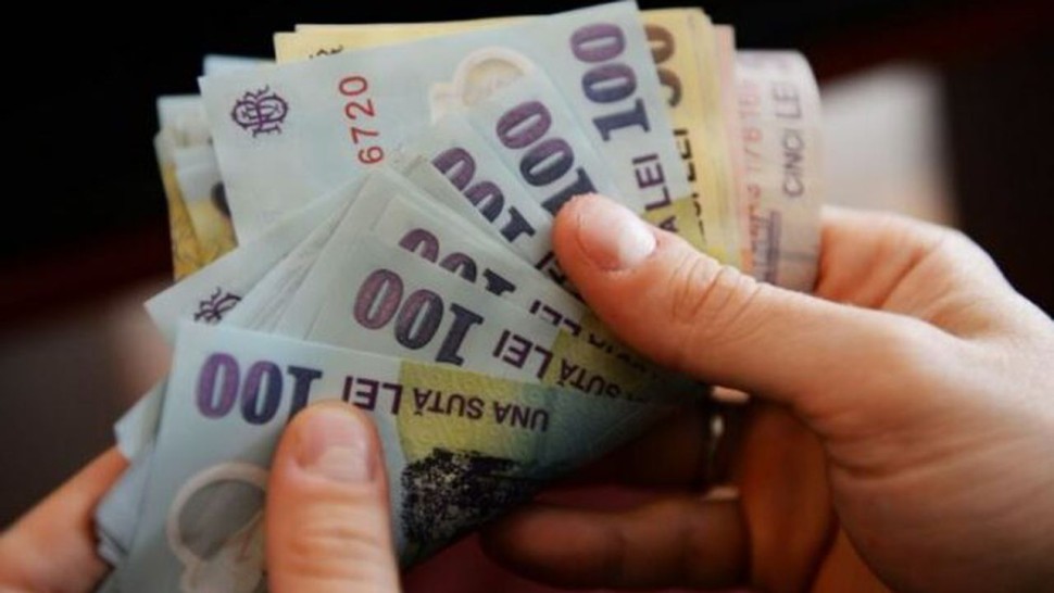 Cresc salariile pentru angajații cu vechime mai mare de doi ani. Angajatorii nu-i mai pot plăti cu salariul minim pe economie